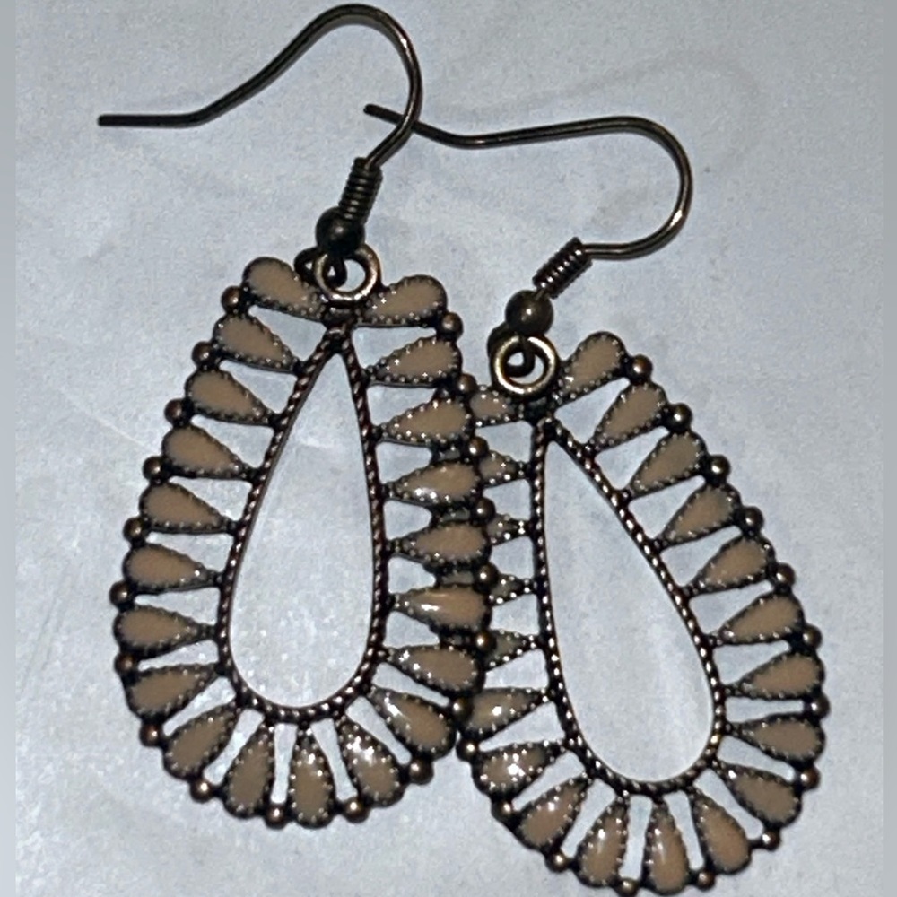 Vintage Zuni Needle Point teardrop french wire Native American earrings.